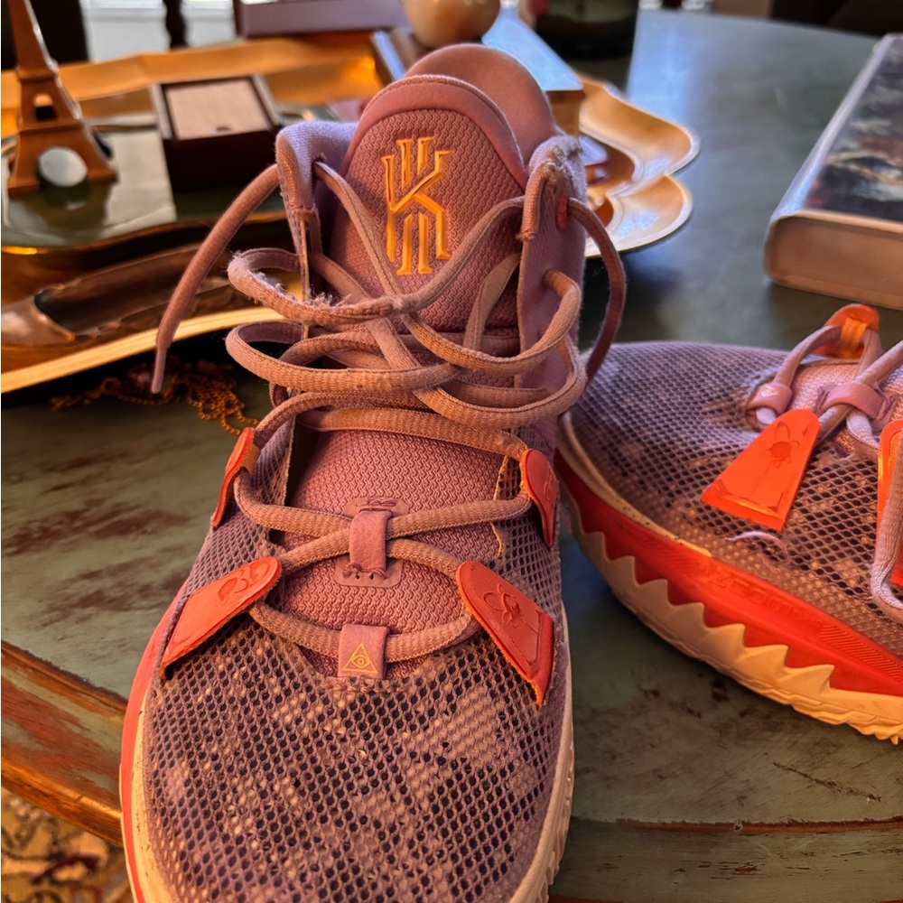 💎 Nike Kyrie Basketball Shoes – Men’s 8 | Rare Purple Grail 💎